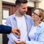 La compra de vivienda se hunde un 7 %, pero los precios siguen disparados